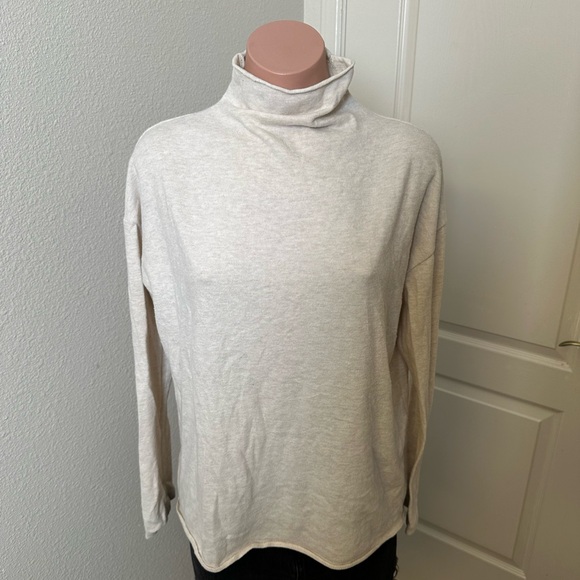 Vince Cream Long Sleeve Turtleneck Top Sz M - Picture 1 of 4